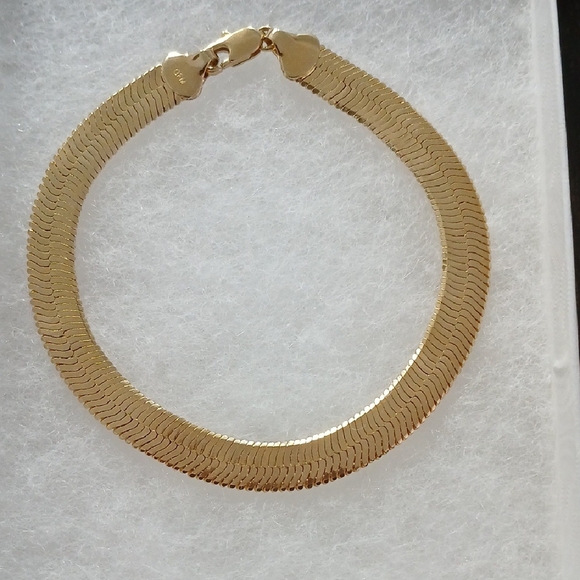 Elegant Gold Bracelet - Picture 1 of 4